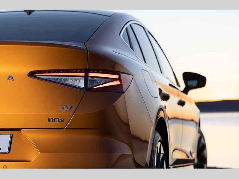 Plně elektrické SUV Škoda Enyaq Coupé iV (na snímku) se představilo v roce 2022 a vzbudilo u zákazníků velký zájem. Automobilka zrychluje svoji elektrickou ofenzivu: do roku 2026 představí tři zcela nové elektrické modely a další budou následovat.