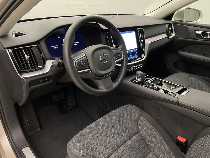 Volvo V60 T6 AWD RECHARGE CORE AUT CZ - fotka 4 z 56