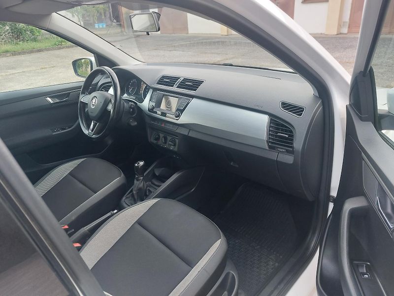 Škoda Fabia (2018) 1,4 TDi 66kw Ambition ČR 1.maj - fotka 16 z 19