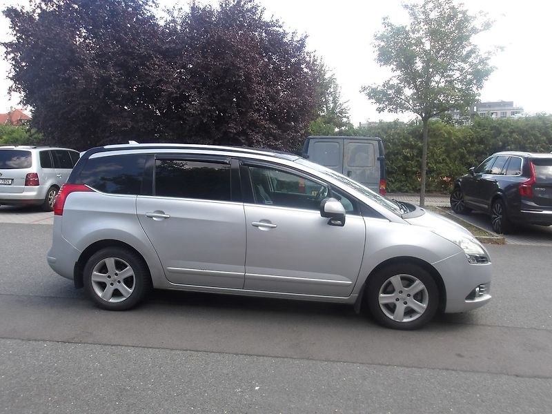 Peugeot 5008 1,6i KŮŽE, PĚKNÝ ! - fotka 7 z 29