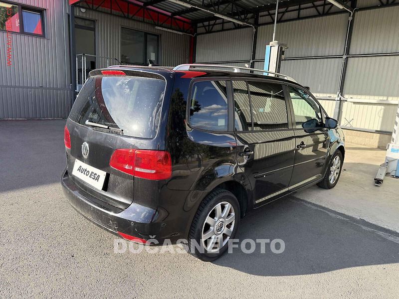 Volkswagen Touran (2015) 1.6TDi, Navi, AC - fotka 2 z 3