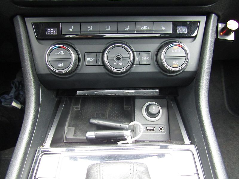 Škoda Superb (2015) 2.0 TDI 140kW DSG SPORT LINE - fotka 38 z 46