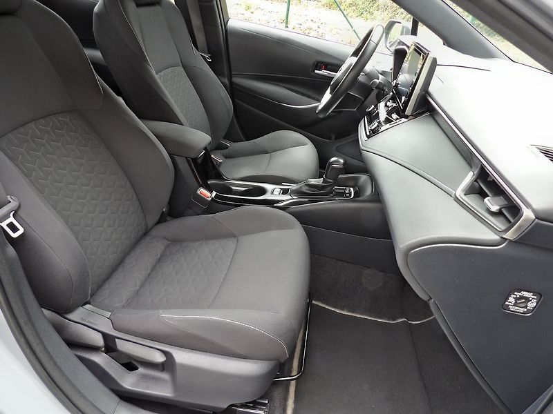 Toyota Corolla 1.8Hybrid Business Navi Kamera - fotka 20 z 28
