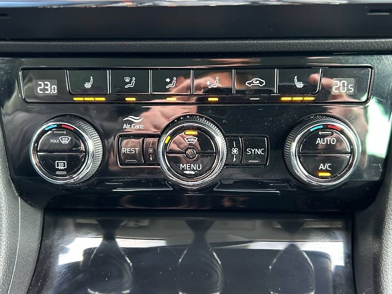 Škoda Superb (2022) kombi 2.0 TDI 7DSG L&K - fotka 10 z 35
