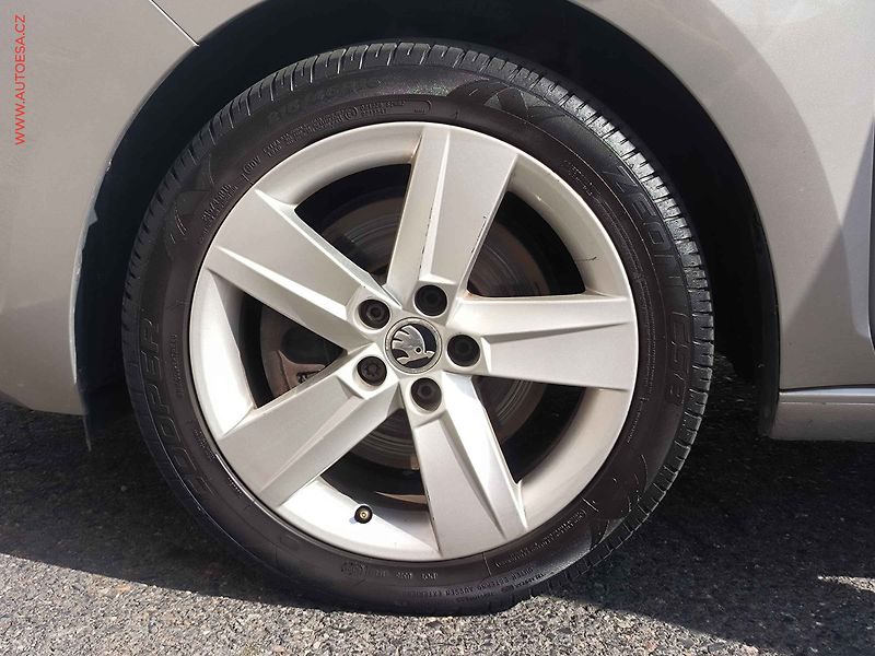 Škoda Rapid (2016) 1.4 TSi, Joy, DSG, xenon - fotka 19 z 20