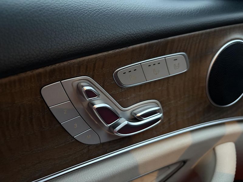 Mercedes-Benz Třídy E (2018) 350D4x4,EXCLUSIV,tažné,PANORAM - fotka 10 z 19