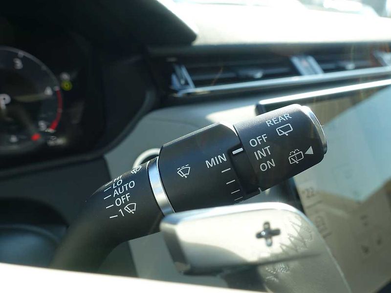 Land Rover Range Rover Velar 3,0 Dynamic SE D300 - fotka 22 z 41