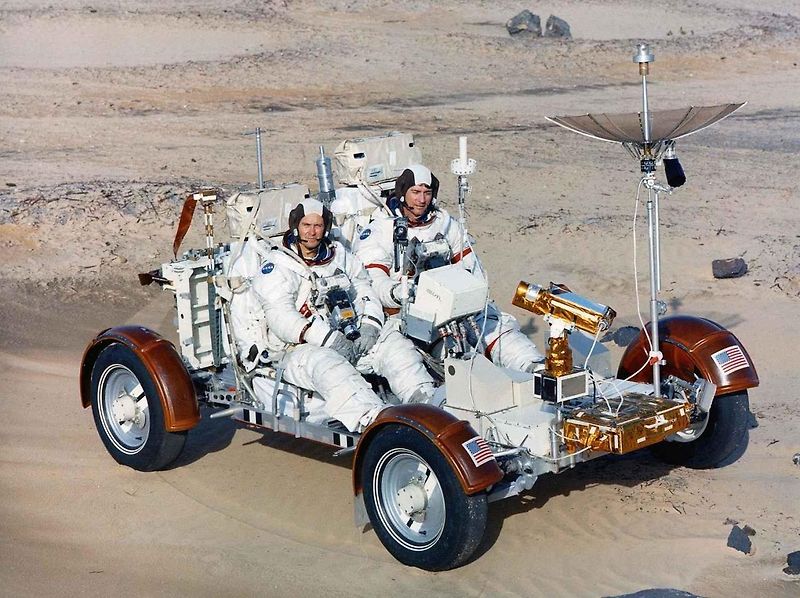 LRV a kosmonaut na povrchu Měsíce.