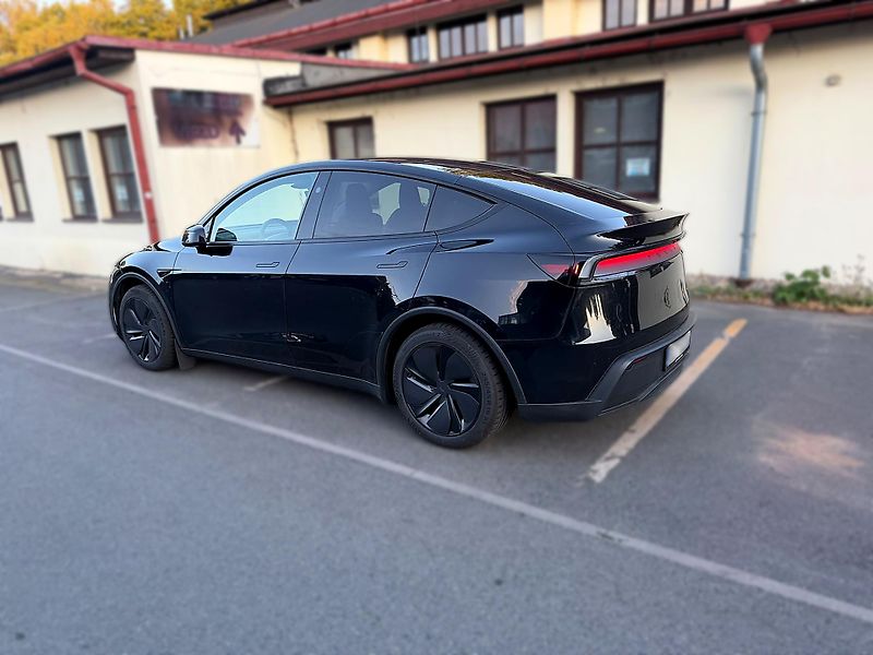Tesla Model Y (2025) - fotka 5 z 8