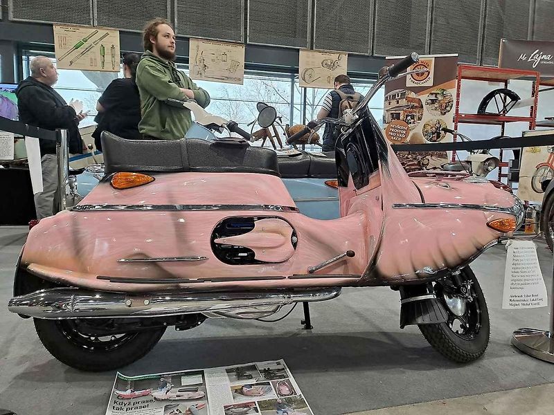 Petr Kenny Burian stojí za kuriózní výstavou legendárních československých motocyklů Jawa a ČZ.