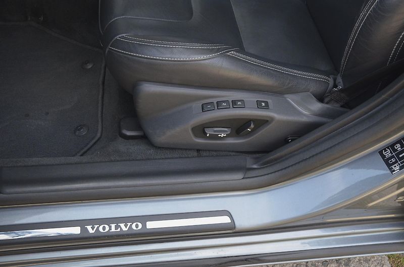 Volvo V60 (2016) 2.4 D6 AWD PHEV 212kW Momentum - fotka 20 z 39