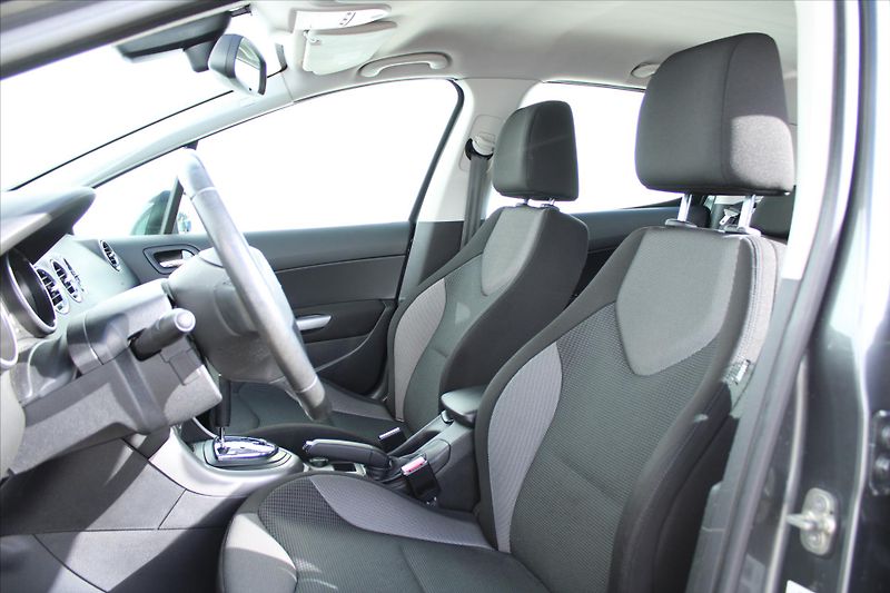 Peugeot 308 1.6VTi 88kW AUTOMAT 94000KM ČR - fotka 9 z 19