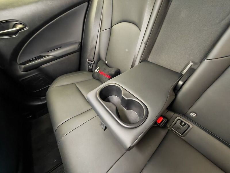 Lexus UX 250h 250h 2WD F Sport Design - fotka 18 z 43