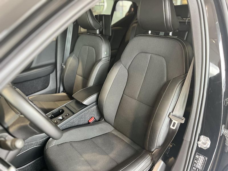 Volvo XC40 (2024) D3 AWD MOMENTUM - fotka 10 z 15