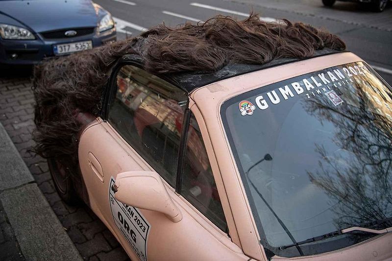Na Hlavní třídě v Ostravě-Porubě se objevilo další výstřední auto z dílny organizátorů akce Gumbalkan, 16. srpna 2023 v Ostravě.