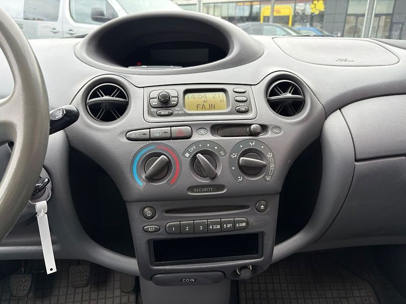 Toyota Yaris 1.0 Terra - fotka 7 z 14