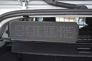 Pod střechou je další panel pro světelnou signalizaci