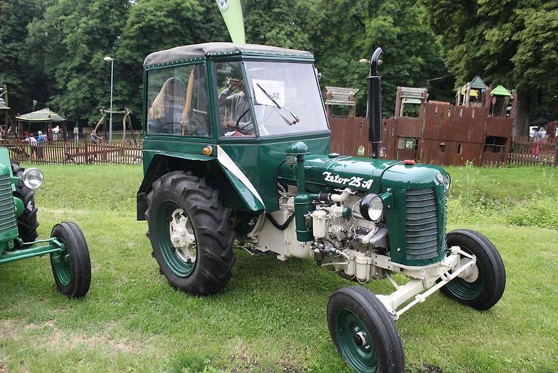 Traktor Zetor 25 A s hranatými blatníky na Srazu trucků v Děpoltovicích na Karlovarsku.