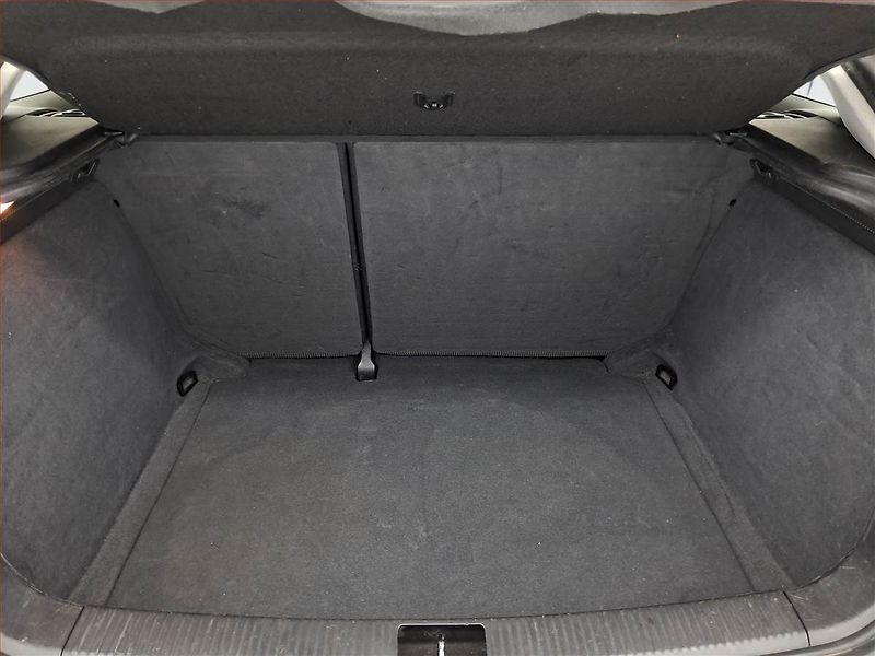 Audi A3 (2006) 1.6, nová STK, dobrý stav - fotka 12 z 12