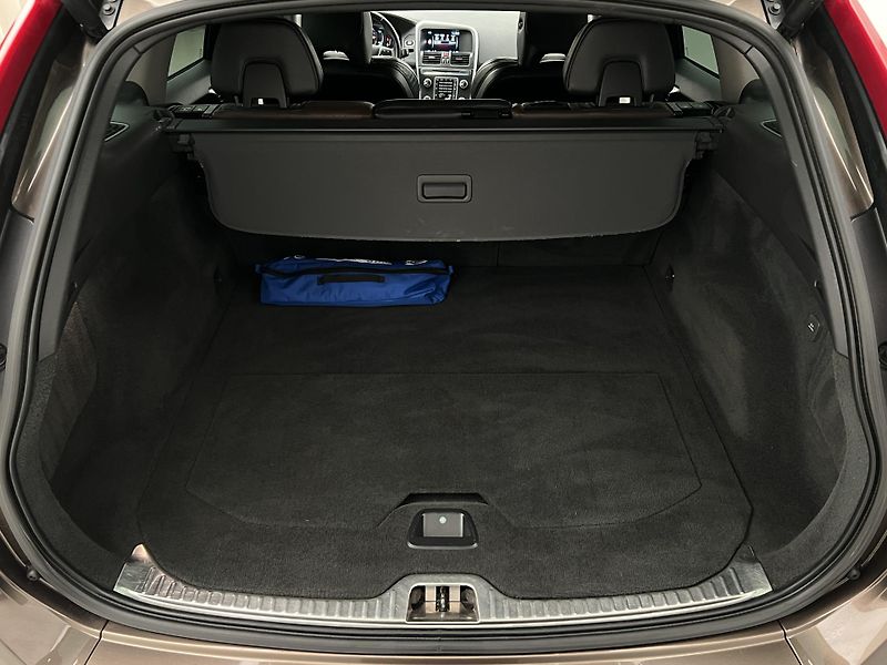 Volvo XC60 D5 AWD SUMMUM AUT CZ - fotka 5 z 38
