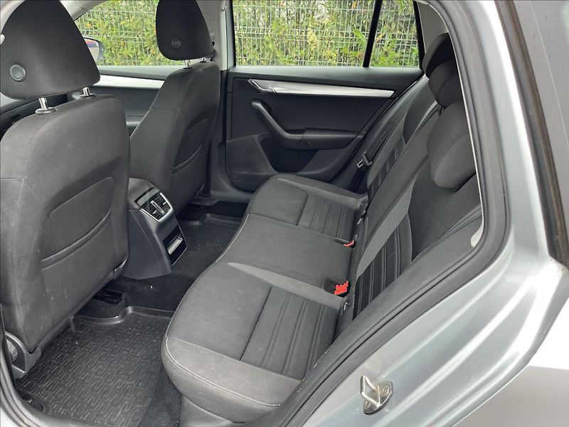 Škoda Octavia 1,6 TDi KLIMA TAŽNÉ SERVIS - fotka 13 z 34