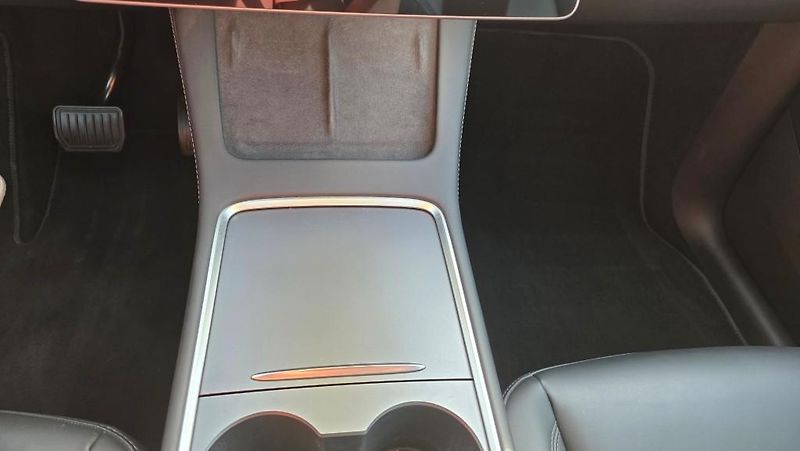 Tesla Model Y (2023) LR AWD Berlin Záruka SoH 92,9% - fotka 34 z 39