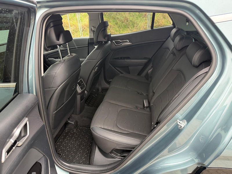 Kia Sportage 1.6 T-GDi MHEV DCT AWD TOP Evo - fotka 25 z 30