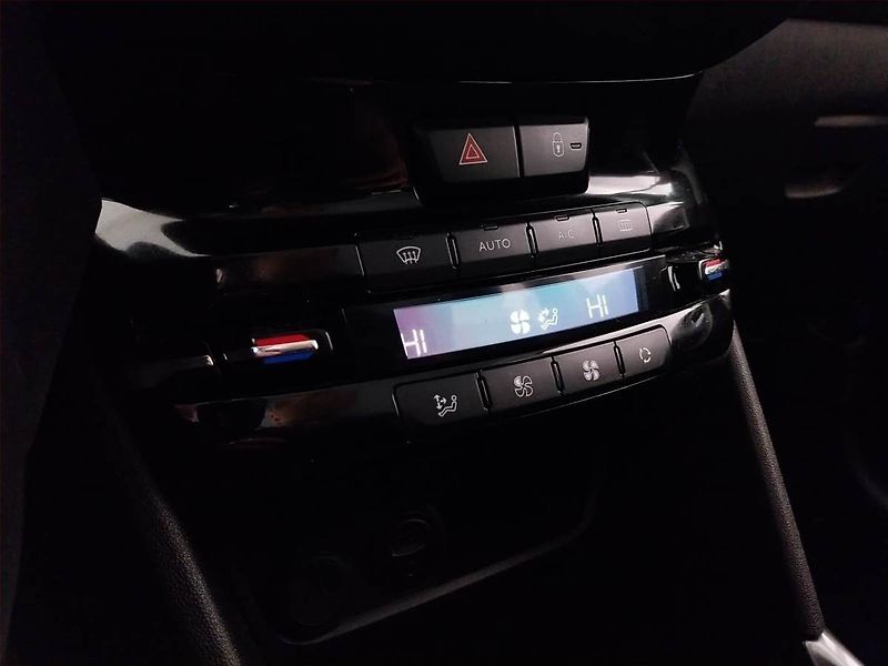 Peugeot 2008 (2017) 1.2 PureTech, ČR,1.maj - fotka 15 z 17
