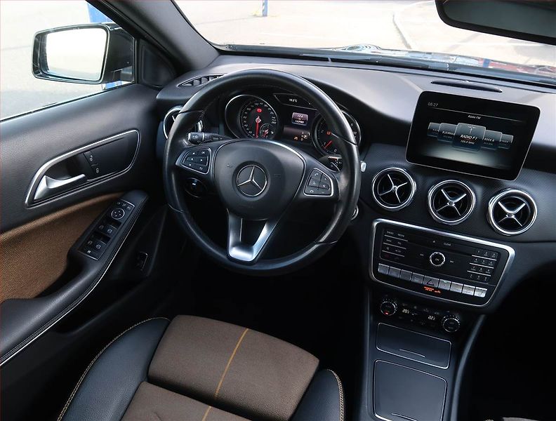 Mercedes-Benz GLA (2017) 220 d 4MATIC, 4X4 - fotka 7 z 25