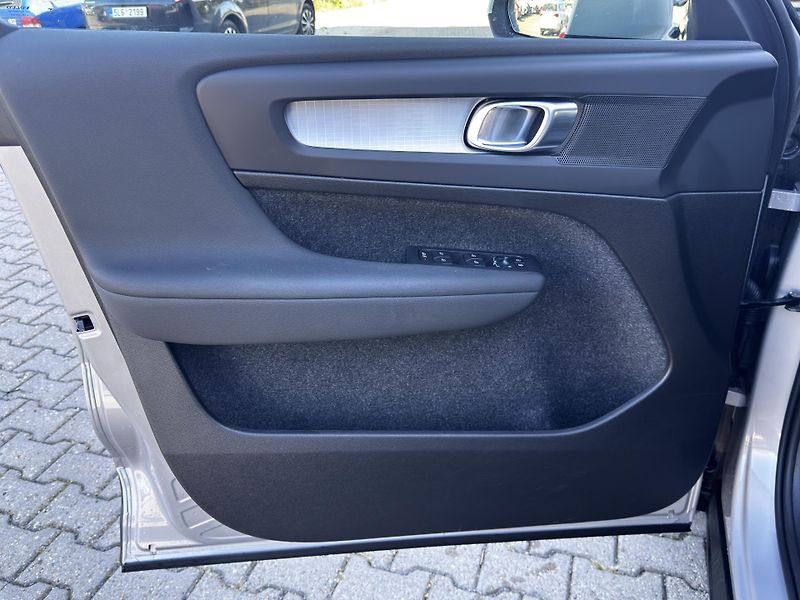 Volvo XC40 B3 FWD // 1. maj // ČR + kola - fotka 11 z 36