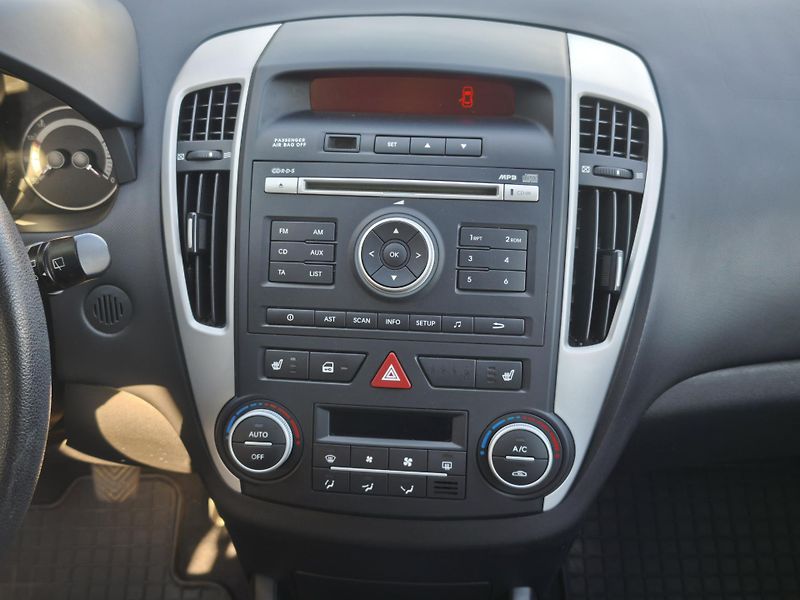 Kia Ceed 2011 ČR 1.6 CRDi 85kW  - fotka 12 z 33