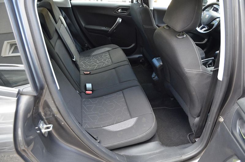 Peugeot 2008 (2017) 1.2 PT 60kW KLIMA / TAŽNÉ - fotka 8 z 28