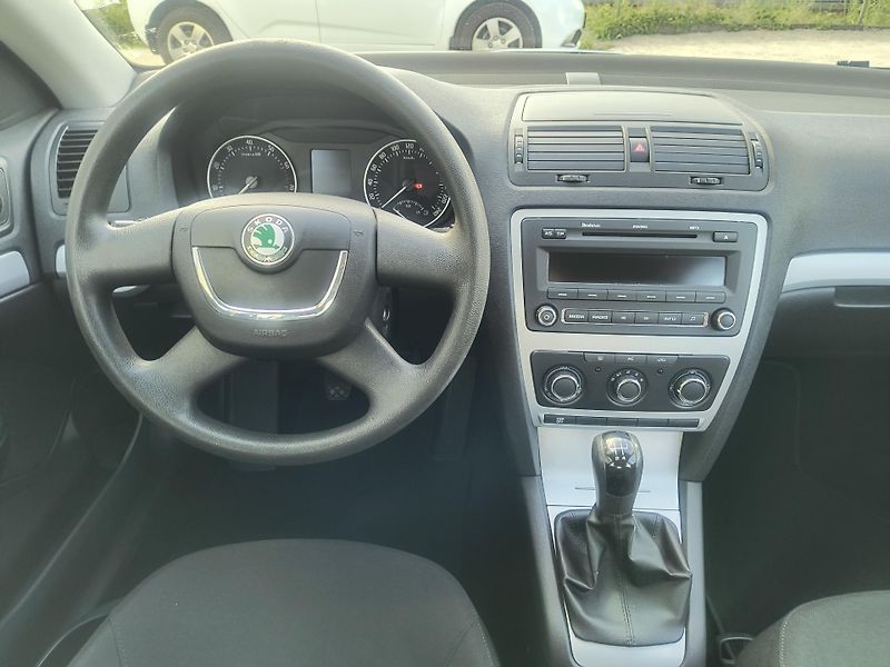 Škoda Octavia (2009) 1.6 MPi 75KW/AC/PC/PDC/TAŽNÉ - fotka 22 z 47