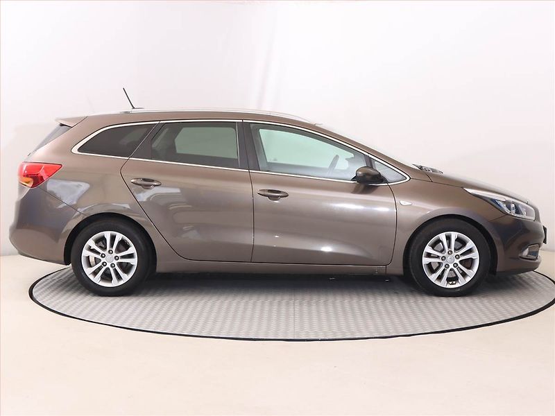 Kia Ceed (2015) 1.6 CRDi, Navi, Tempomat - fotka 6 z 18