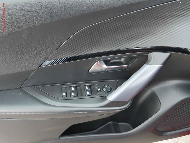 Peugeot 2008 (2020) 1.2 PT, Allure, AT, panor - fotka 15 z 15