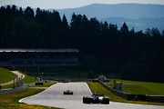 F1 2017 GP Rakouska - monoposty Ferrari a Mercedesu