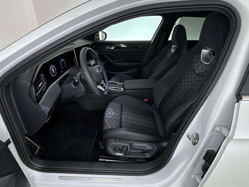 Volkswagen Passat R-Line - fotka 7 z 31