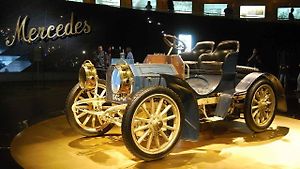 První vůz se jménem Mercedes ve firemním muzeu ve Stuttgartu