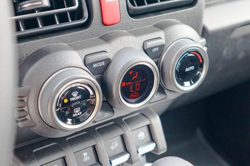 Suzuki Jimny (2025) Ve verzi Full Option - fotka 22 z 28