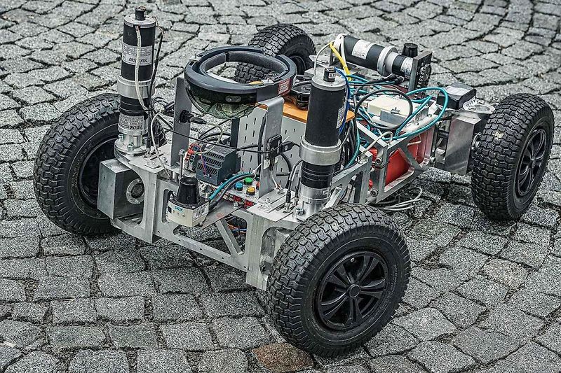 Team ANTeTUL v prostorách Ústavu pro nanomateriály, pokročilé technolgie a inovace TUL.