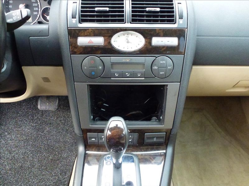Ford Mondeo 2,5 i V6 24V Ghia Automat - fotka 24 z 49