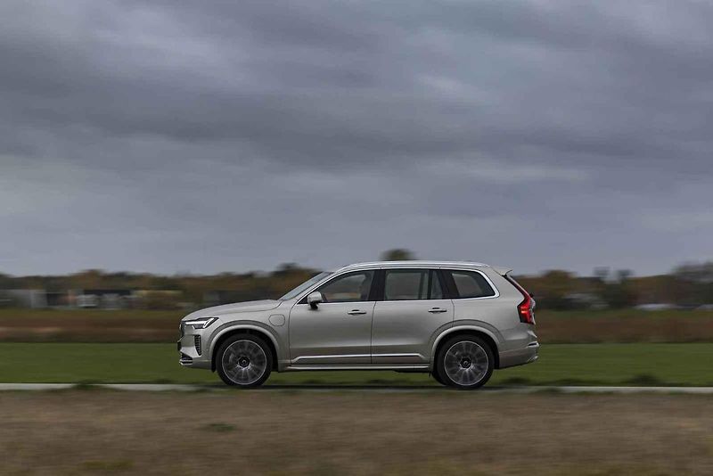Jitka Čvančarová vozí svou dcerku v Porsche Cayenne.