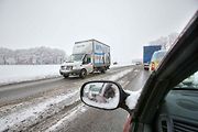 Hustá doprava, časté nehody. Obrázek, který znají všichni řidiči na trase mezi Budějovicemi a Pískem. I proto někteří žádají prodloužení D4 až do krajského města. V dohledné době se ale dočkají jen obchvatů a předjížděcích pruhů.