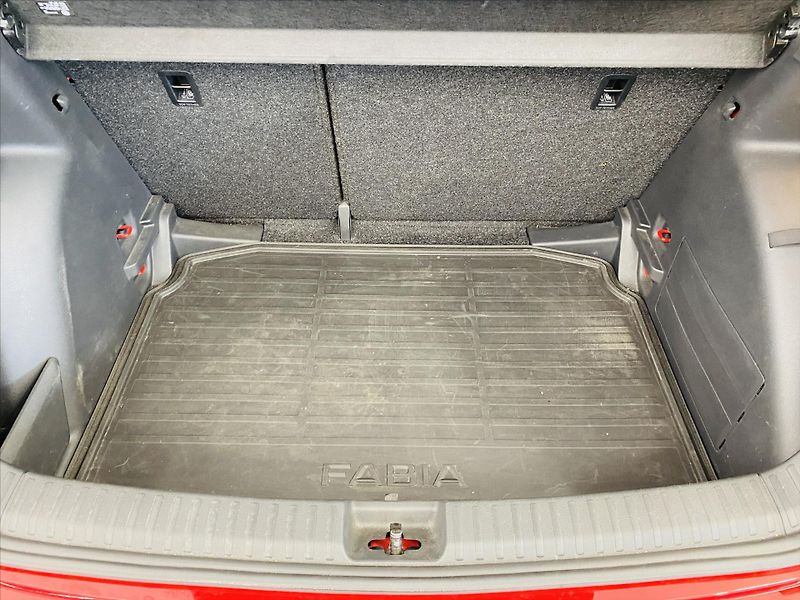 Škoda Fabia 1,0 TSI 85kW Top Selection - fotka 23 z 24