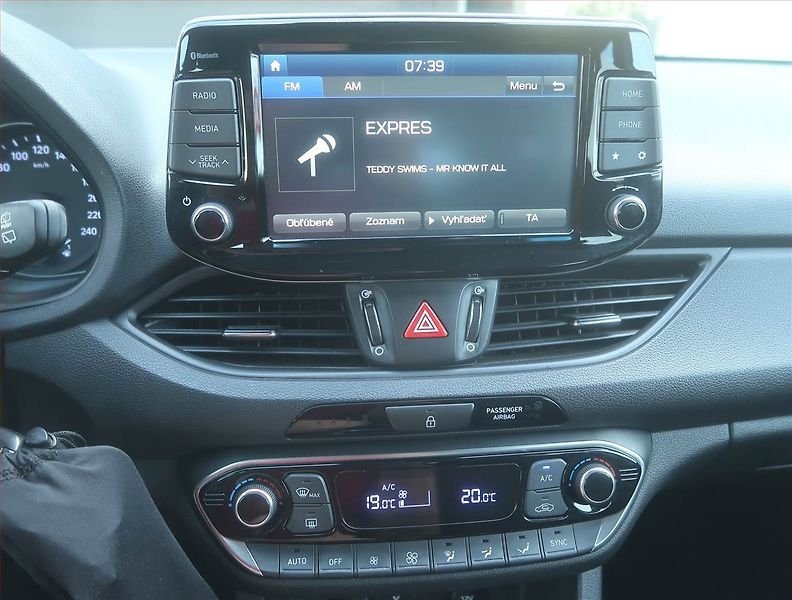 Hyundai i30 (2018) 1.4 CVVT, Serv.kniha, Tempomat - fotka 12 z 15