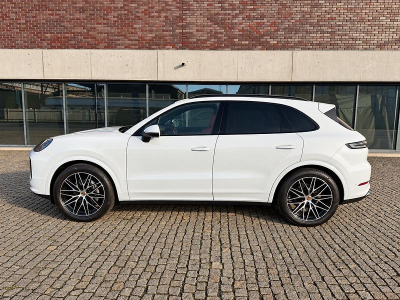 Porsche Cayenne (2024) 3.0 Sport Chrono, BOSE,PANO - fotka 2 z 11