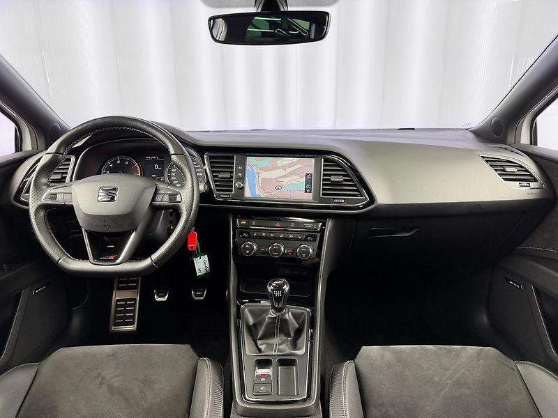 Seat Leon Cupra 300 2.0 TSI, 221 kW / 30 - fotka 10 z 25