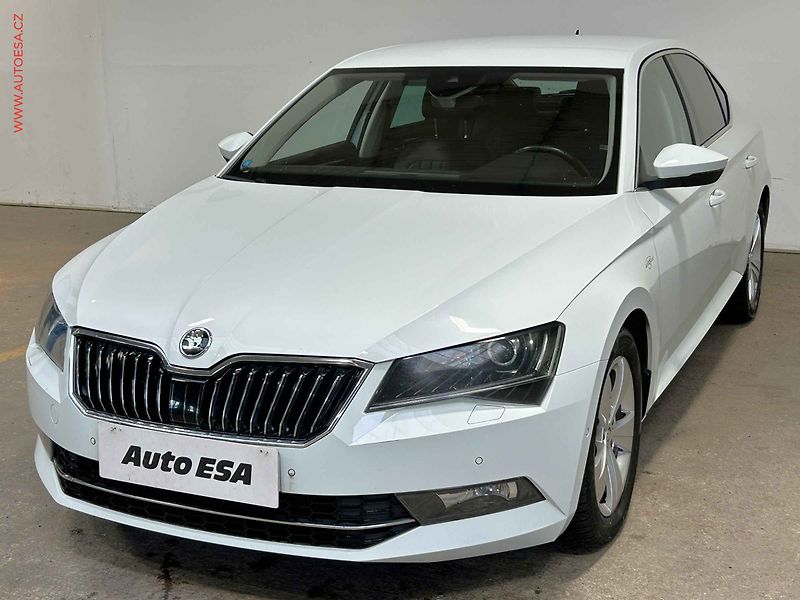 Škoda Superb (2018) 2.0TDi, ČR, L&K, bixen, kůže - fotka 3 z 17