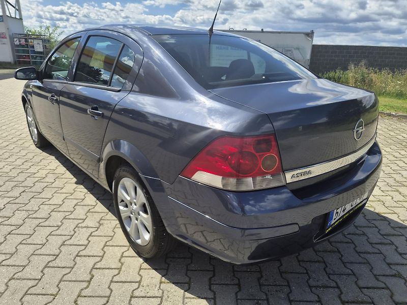 Opel Astra 1,6 16V Enjoy - fotka 4 z 16