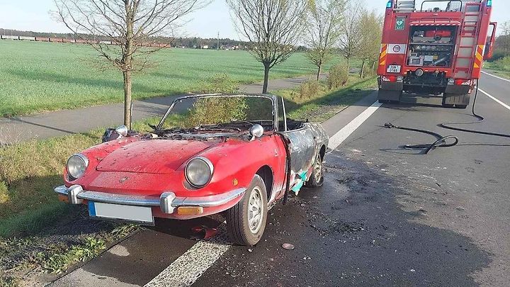 Ohořelý veterán na silnici nedaleko Opolan.